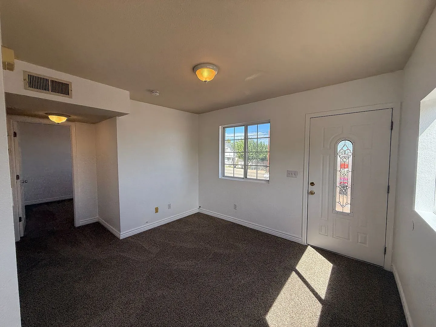 2 Bedroom 2 Bathroom Home — Photo 2