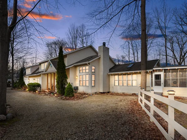 9177 Shady Ln, Lakeside, MI 49116