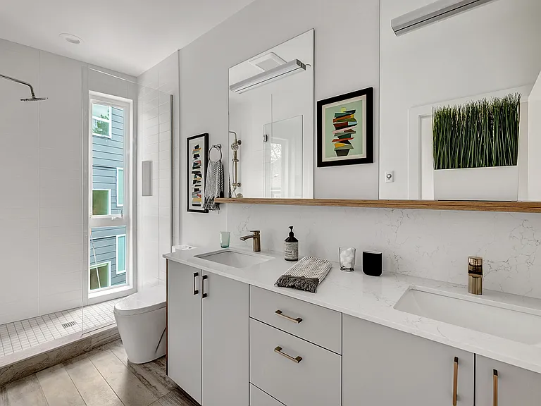 1227 E Roy St — Photo 13