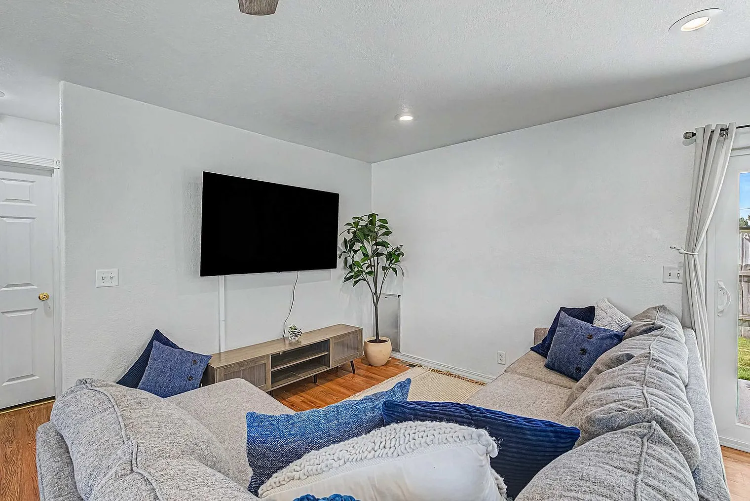 3 bed, 2.0 bath, 559 sqft, $5,546 — Photo 3