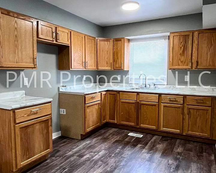 905 Logan St — Photo 2