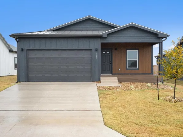 2027 Applewood Dr, Lockhart, TX 78644