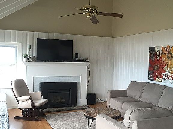 Living room w/vaulted ceilin