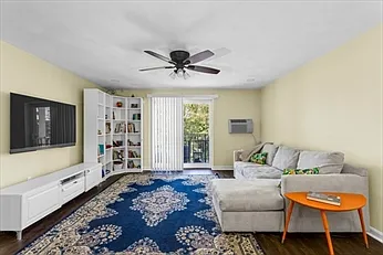 2 bed, 1.5 bath, 910 sqft, $2,400 — Photo 2