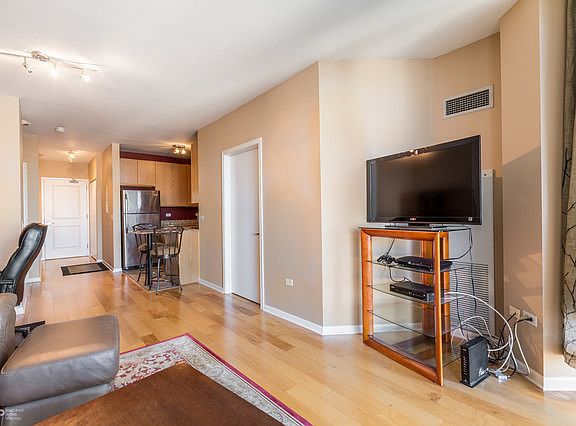 5th image of 645 N Kingsbury St APT 1807