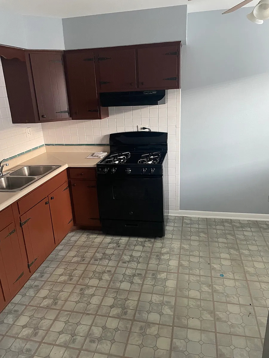 Building Photo - 304 Short St #3