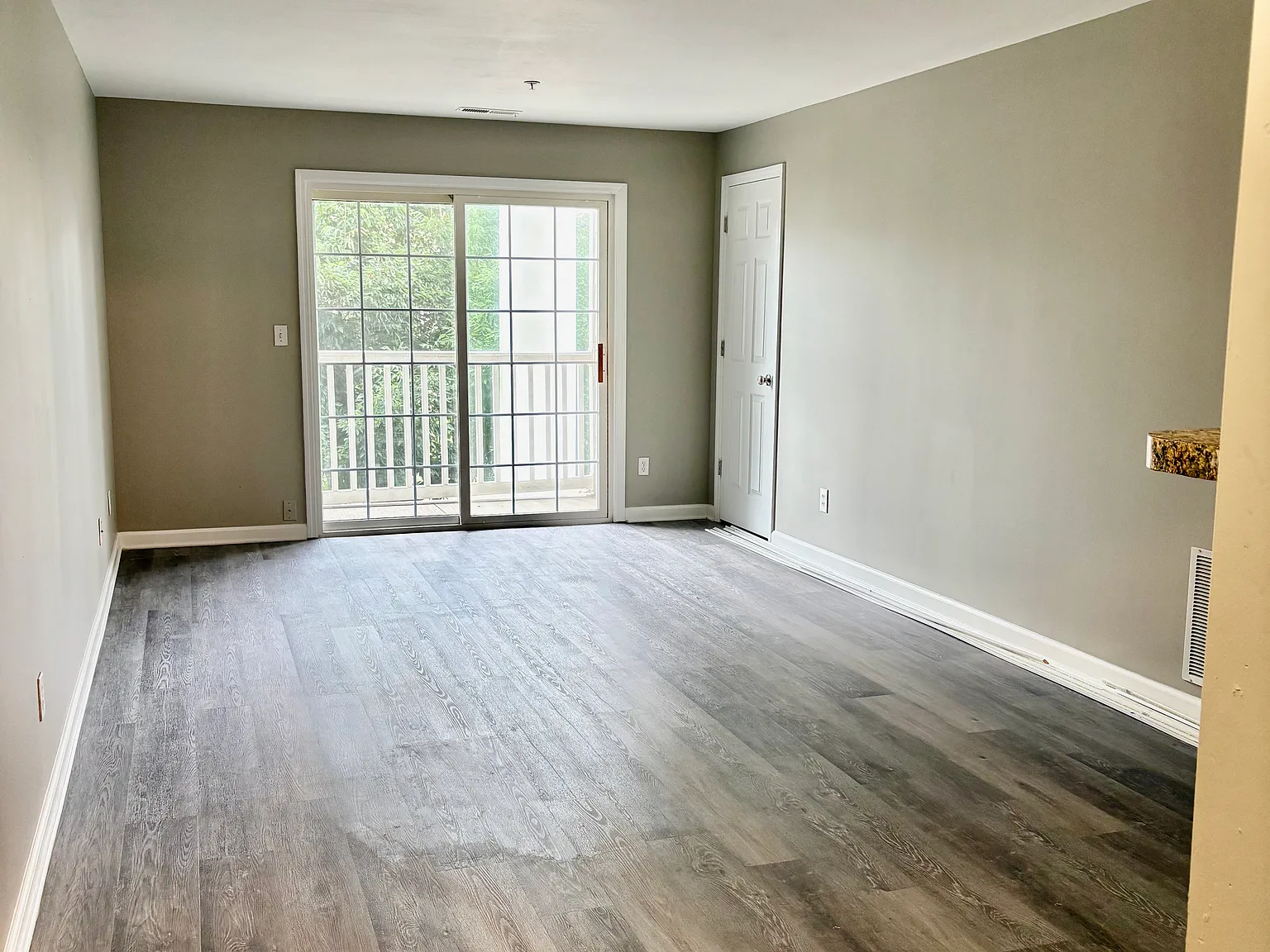 2 bed, 1010 sqft, $1,550 — Photo 3