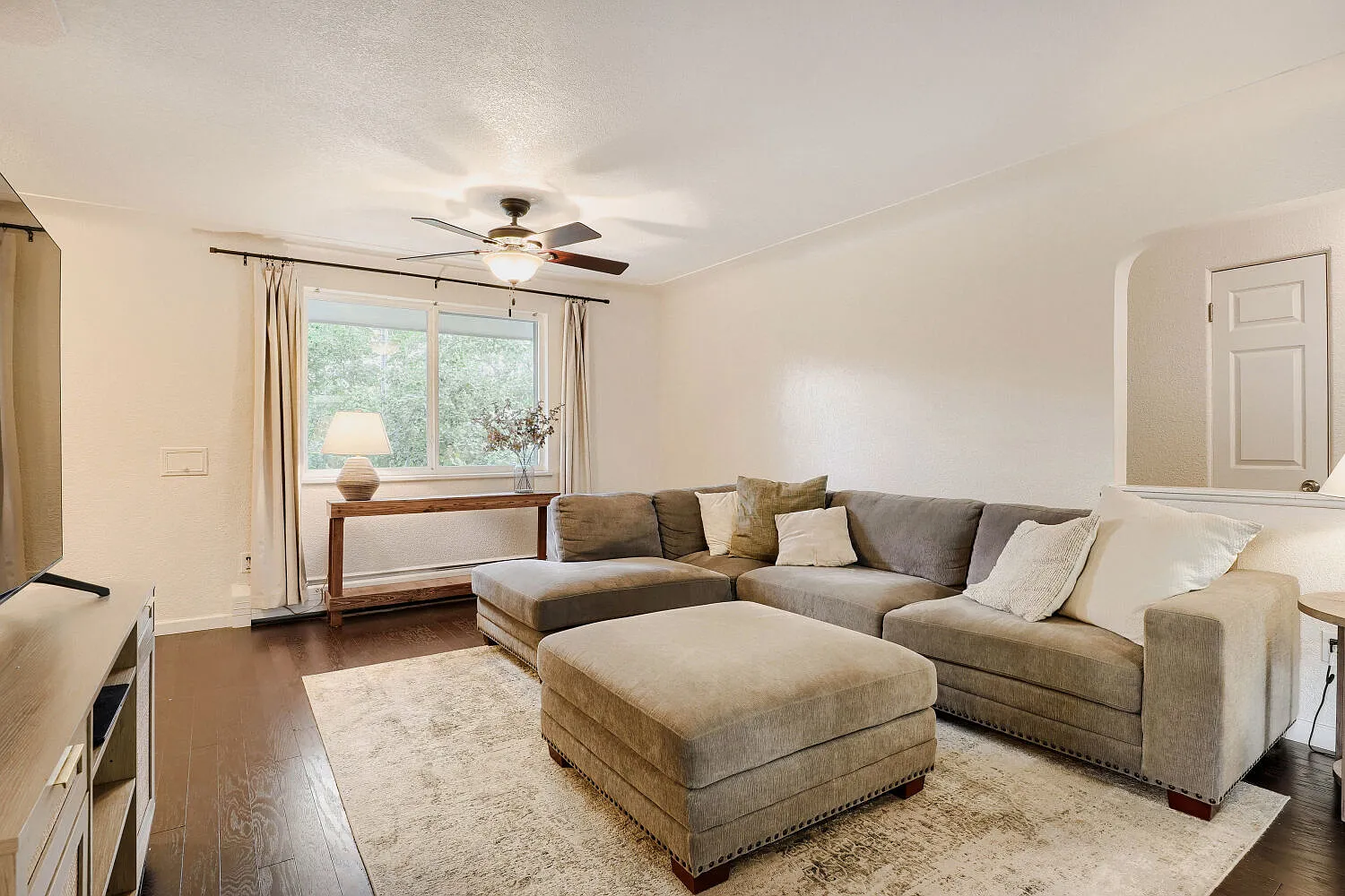 3 bed, 2155 sqft, $3,700 — Photo 3