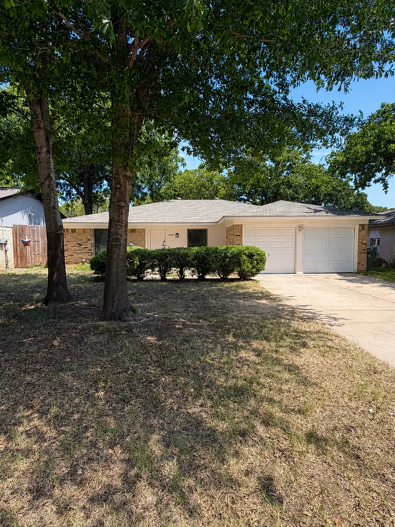 3-Bedroom, 2 Bath Single Family for Rent in Arlington, TX | Attached Garage & Modern Kitchen — Photo 1