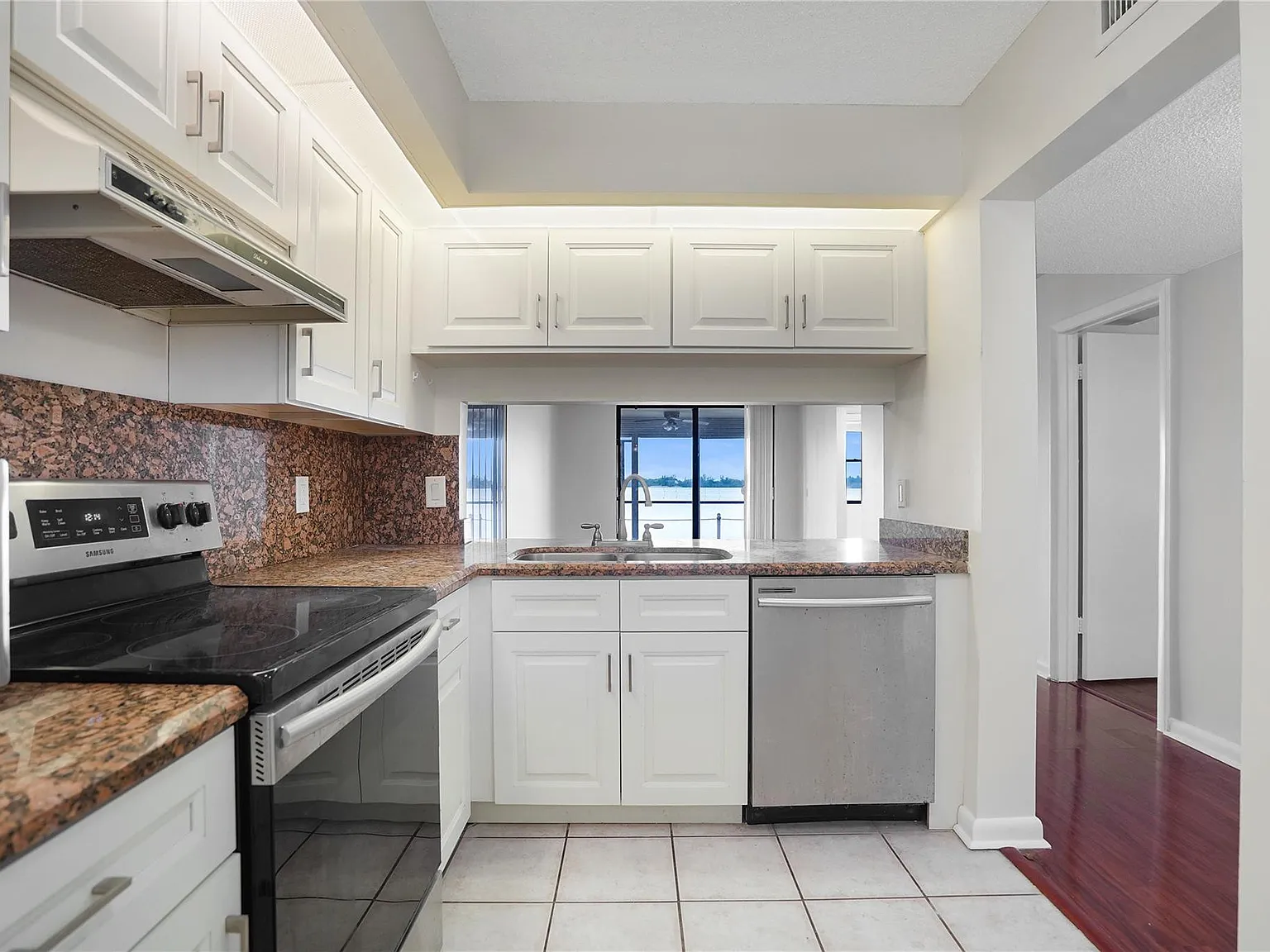 2 bed, 2.0 bath, 920 sqft, $1,900 — Photo 3