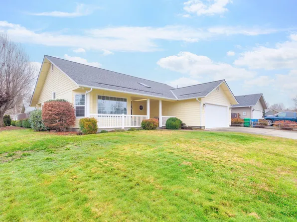 1411 Half Moon Cir, Grants Pass, OR 97527