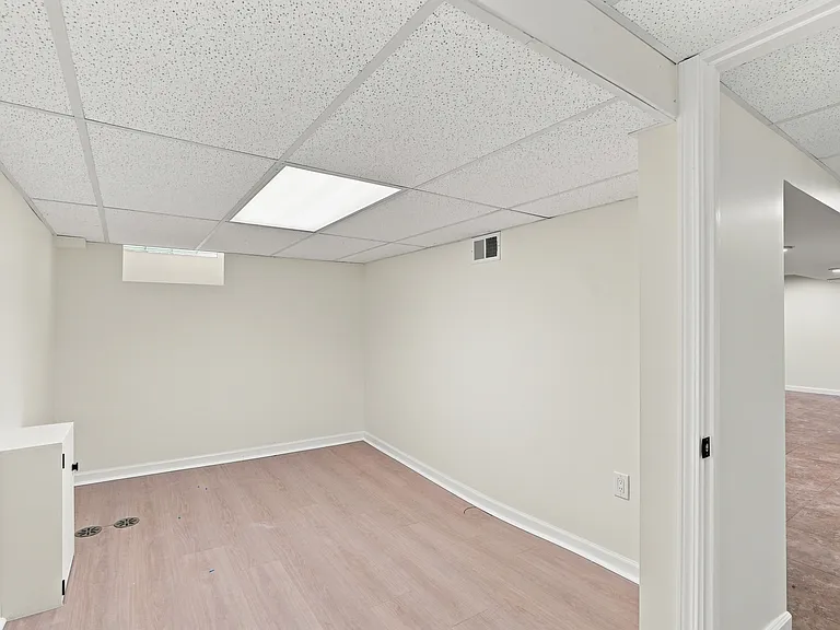 427 N Waverly St — Photo 6