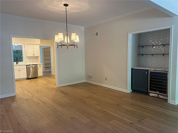 3rd image of 11 Fountain Manor Dr