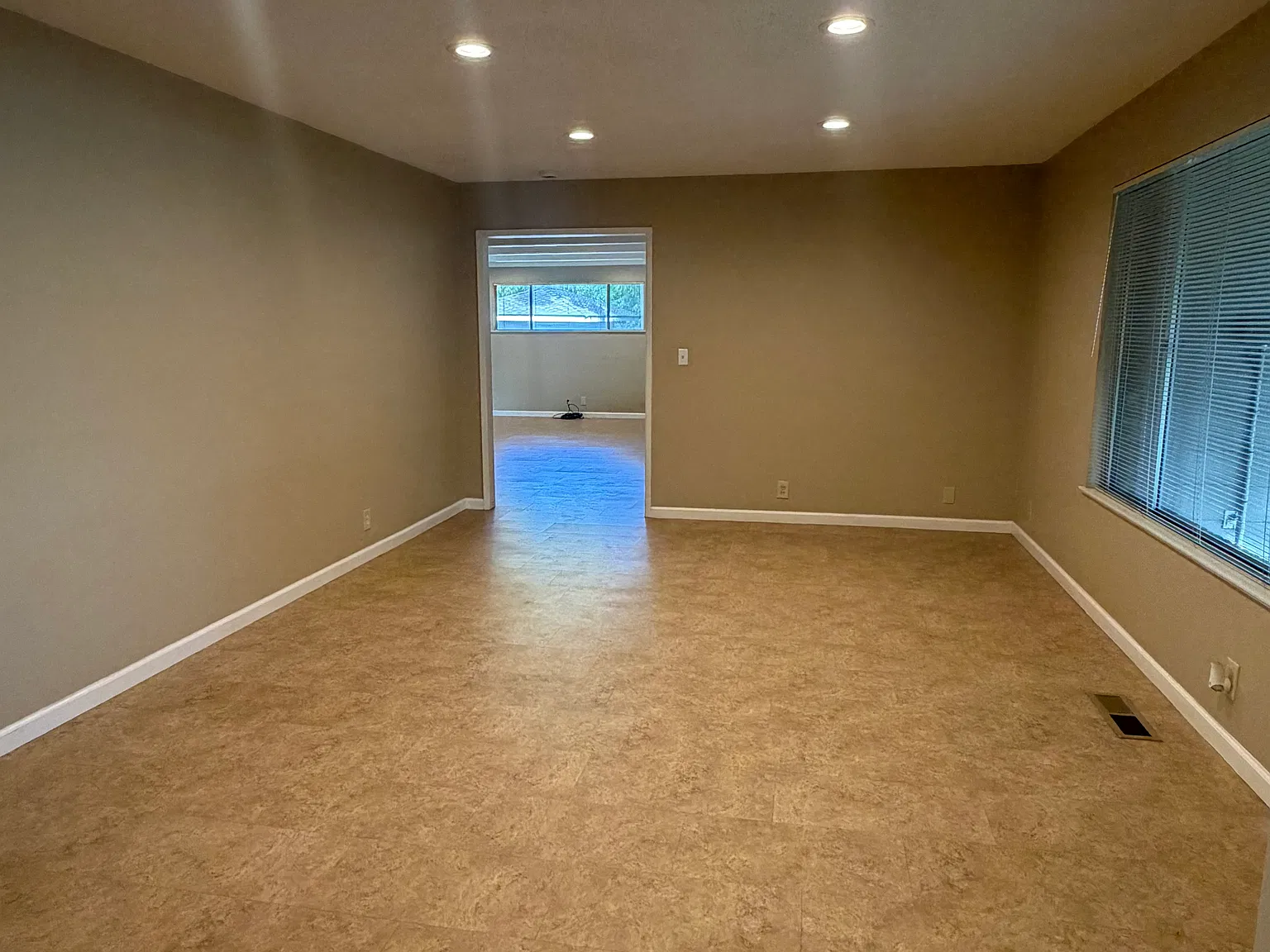 3 bed, 2318 sqft, $2,700 — Photo 2