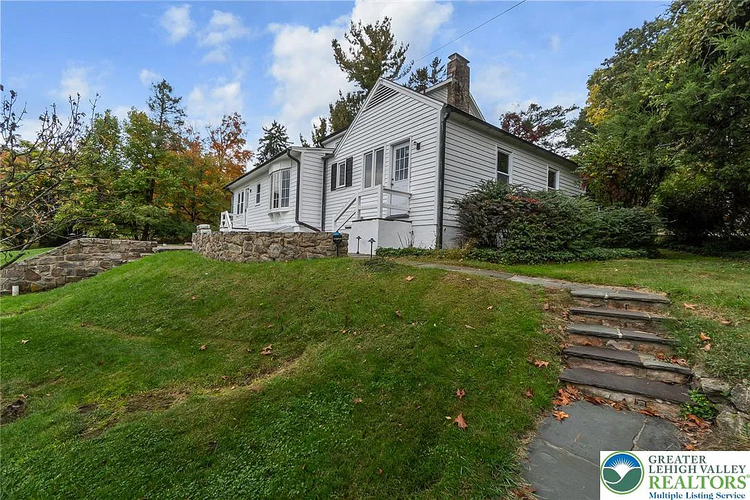 4 bed, 2.5 bath, 2561 sqft, $3,400 — Photo 4