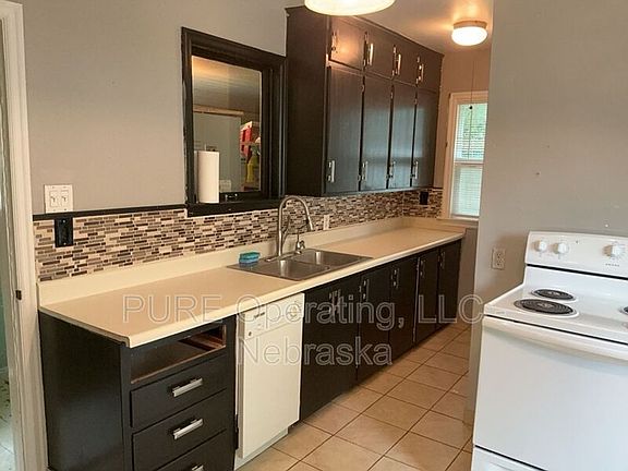 3rd image of 921 W 8th St