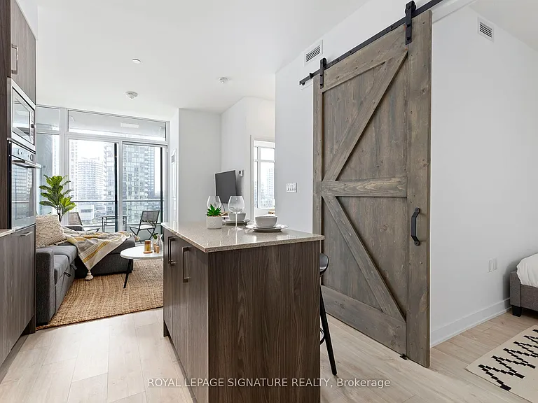 576 Front St W #806E — Photo 2