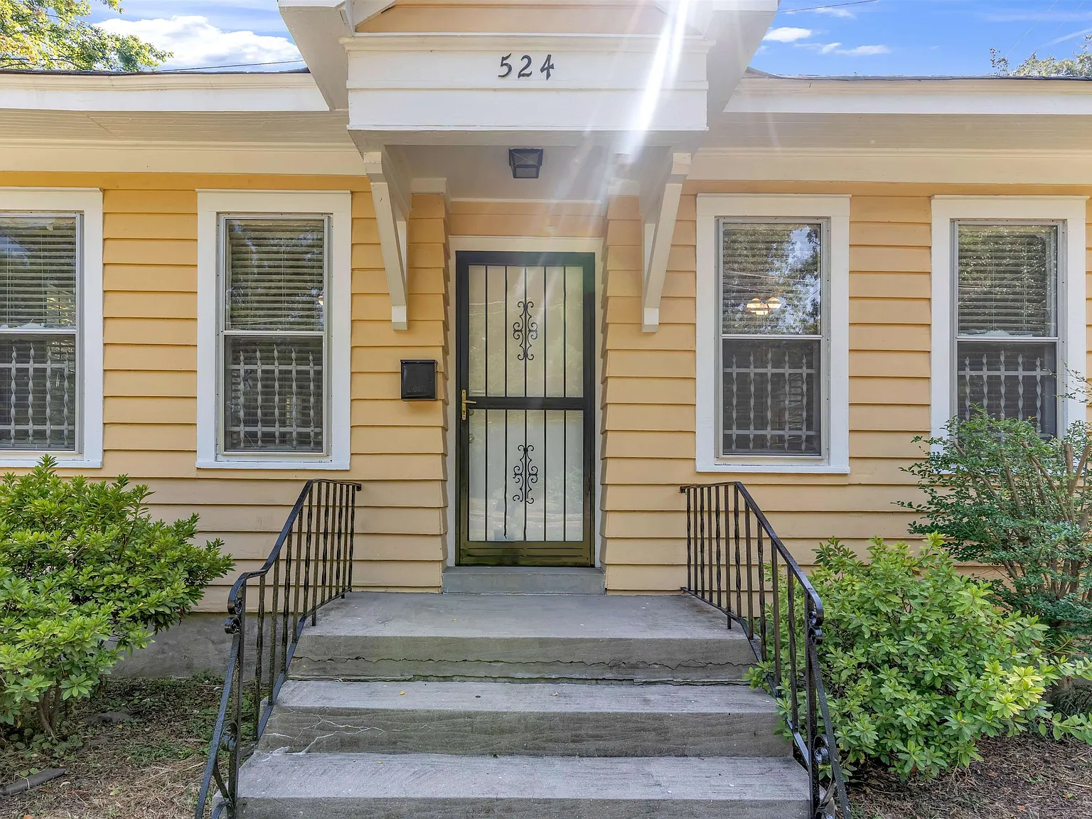 2 bed, 1.0 bath, 939 sqft, $1,295 — Photo 2