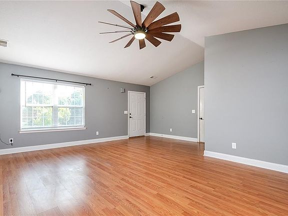 3rd image of 104 Bragg Dr