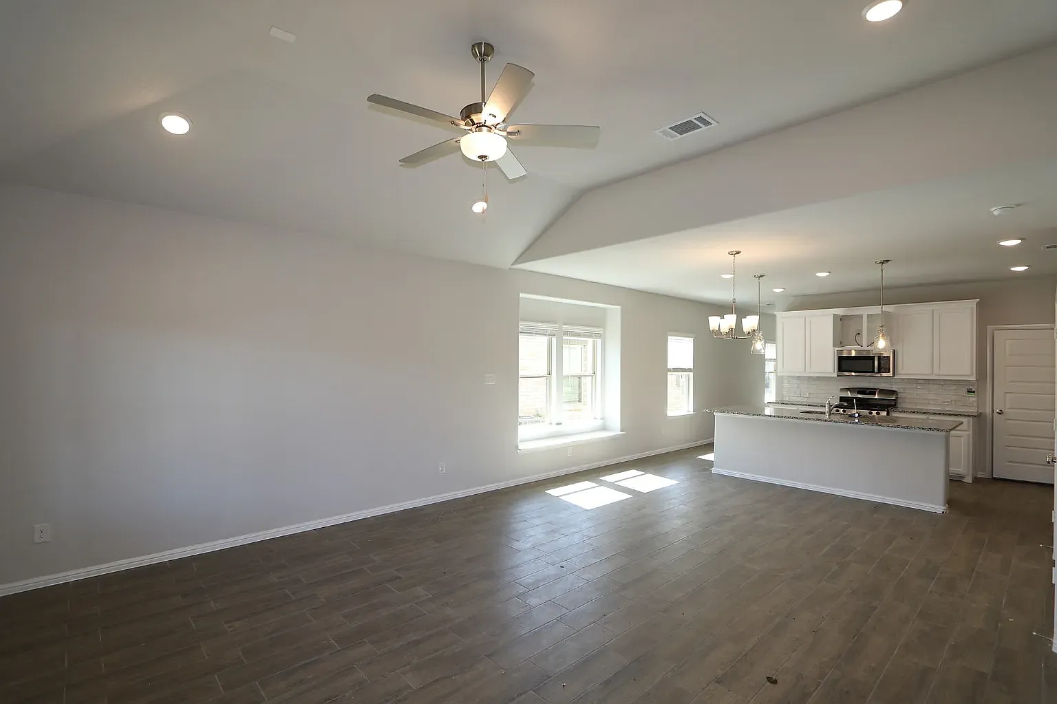 4 bed, 3.5 bath, 2498 sqft, $2,380 — Photo 4