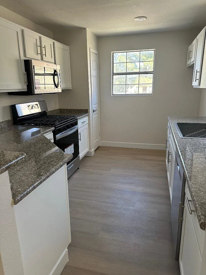 3 bed, 1103 sqft, $1,800 — Photo 3