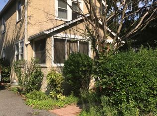 9 Potters Ct, Great Neck, NY 11024