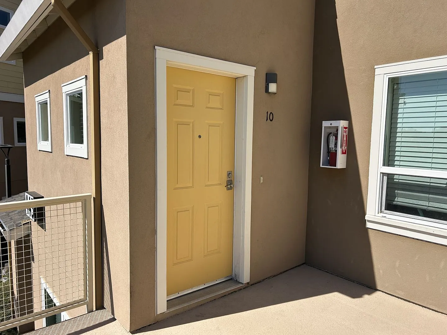 Spacious 3 Bed, 2 Bath, 1250 Square Foot Apartment with Air Conditioning. — Photo 2