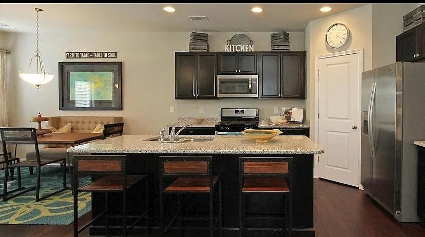 3 bed, 2.5 bath, 1813 sqft, $2,400 — Photo 4