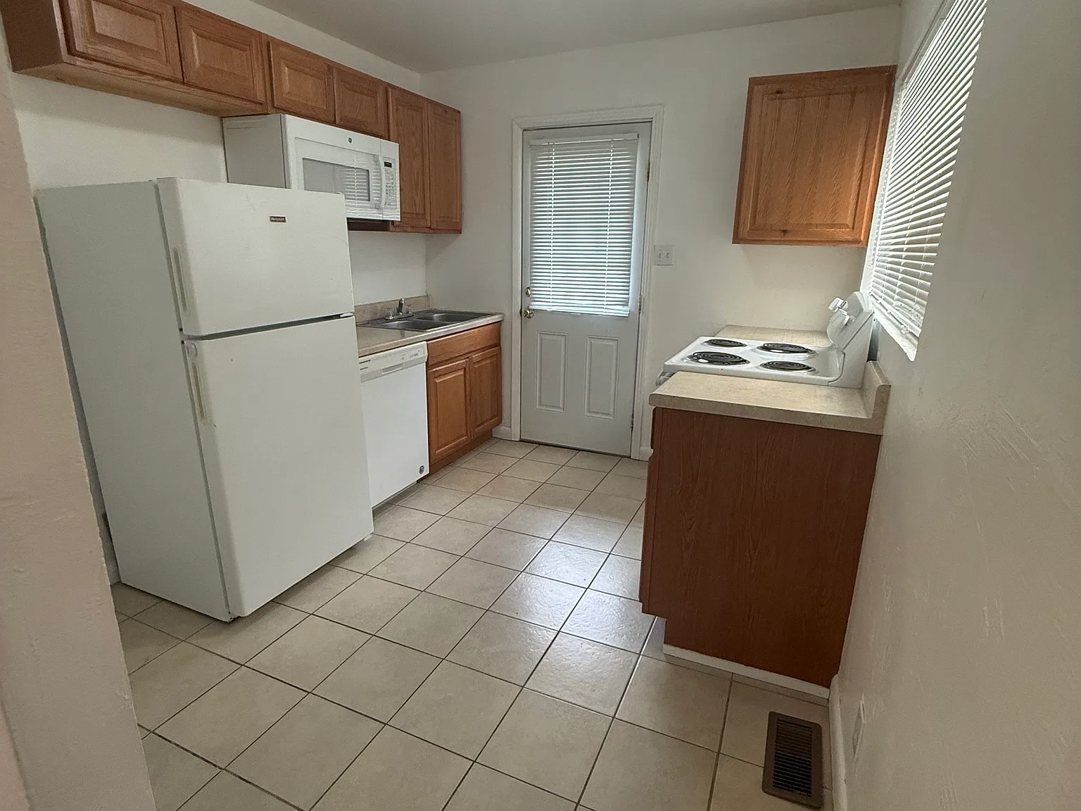 2 bed, 400 sqft, $1,300 — Photo 2