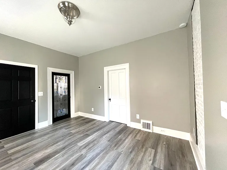 2045 W 38th St #D — Photo 12