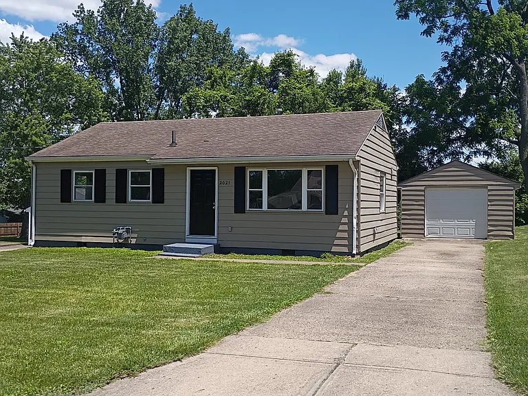 2021 Spencer Ln — Photo 1