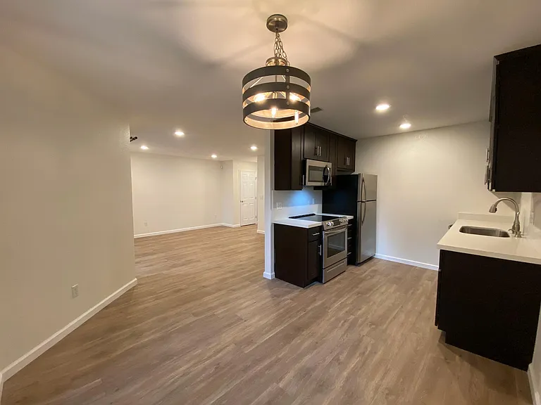 2710 Ivy Ln — Photo 5