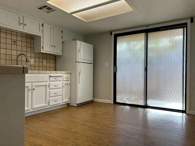 912 W Graaf Ave — Photo 5