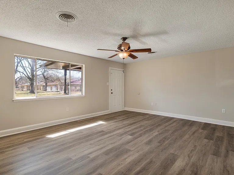 506 E White St — Photo 3