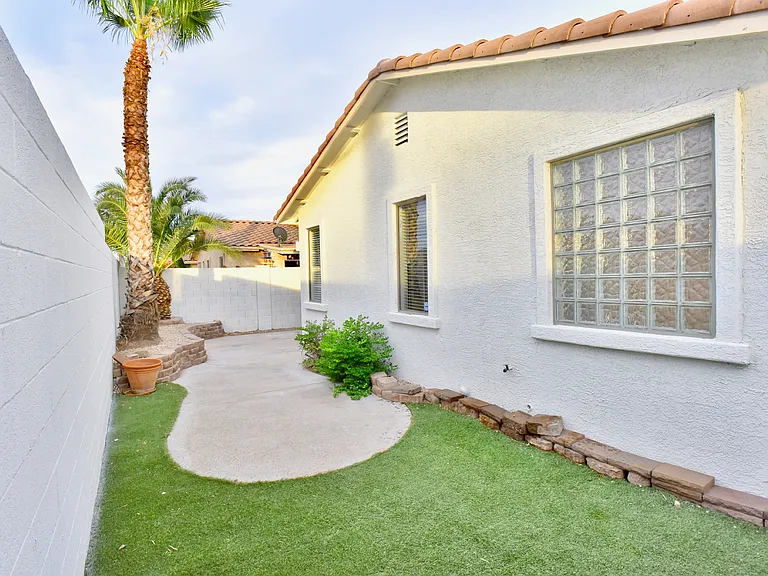 1036 E Susan Ln — Photo 3