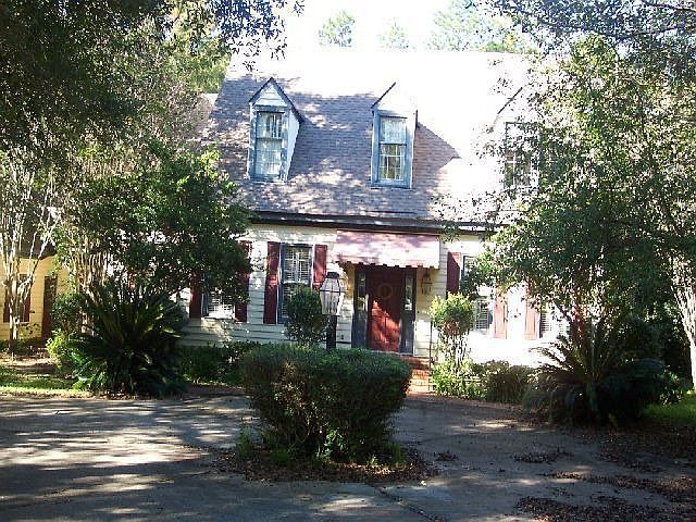 Hardwood Floors Throughout!