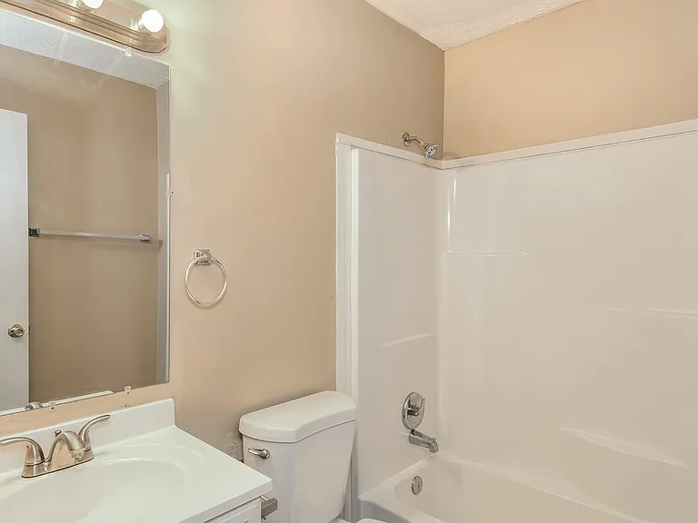 2906 Elizabeth Ln — Photo 11