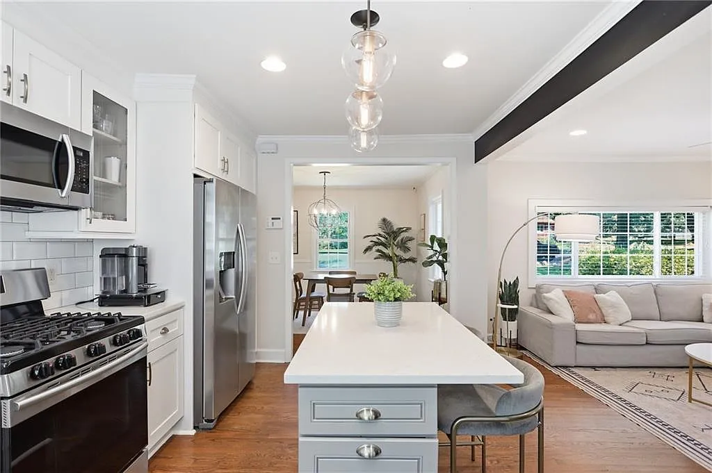 3 bed, 3.0 bath, 1941 sqft, $3,900 — Photo 3