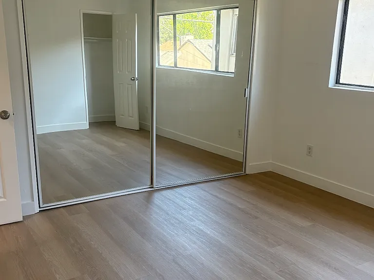 7061 Whitsett Ave — Photo 8