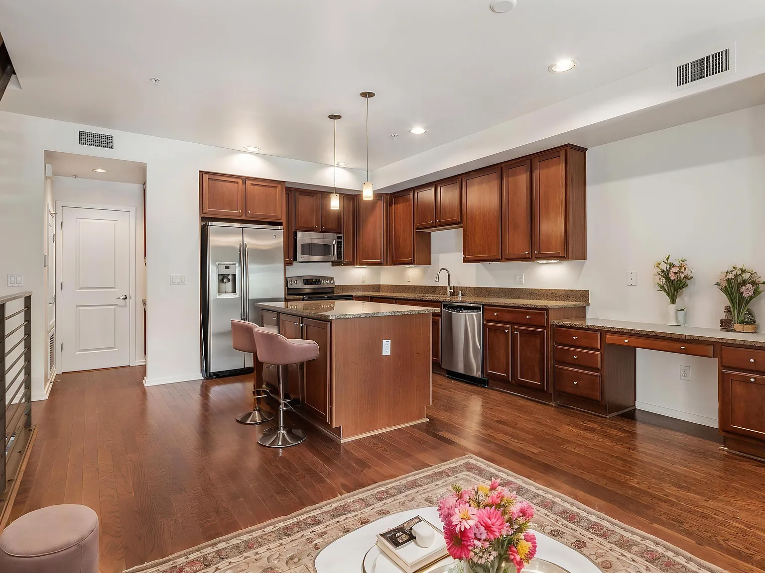 2 bed, 1370 sqft, $2,500 — Photo 2
