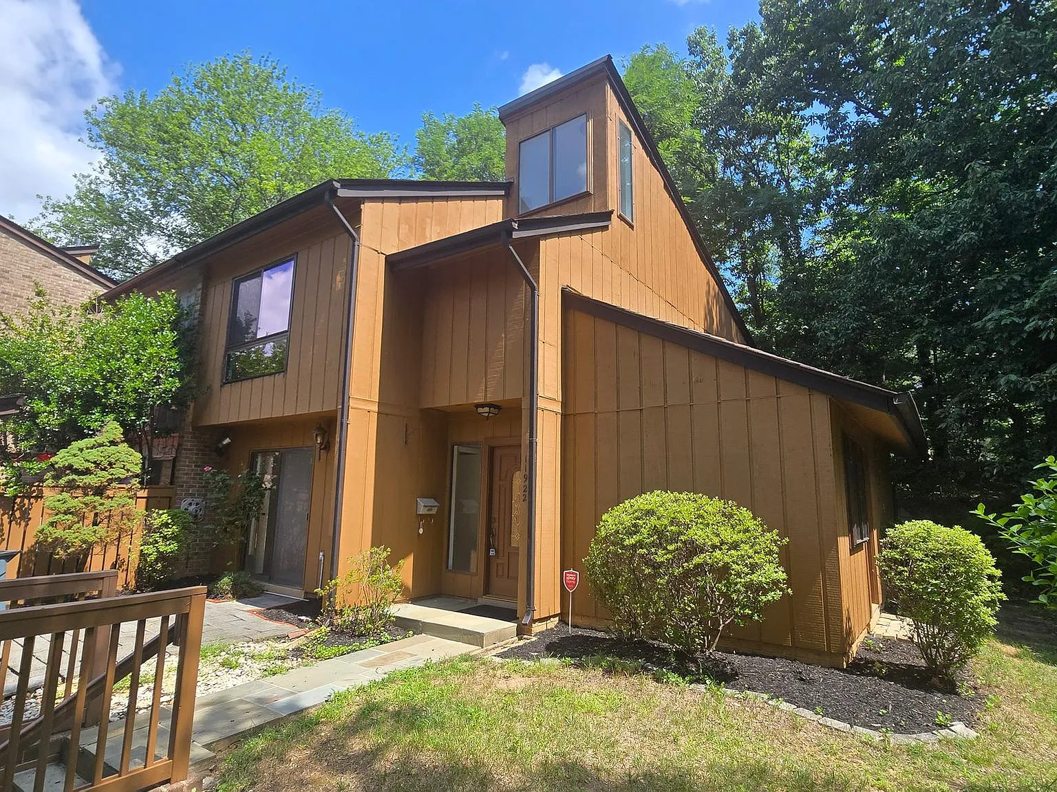 3 bed, 2.5 bath, 1969 sqft, $3,200 — Photo 1