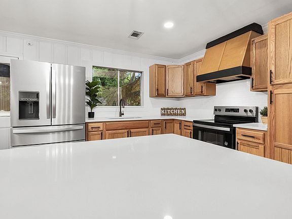 5th image of 919 3rd Ave SW