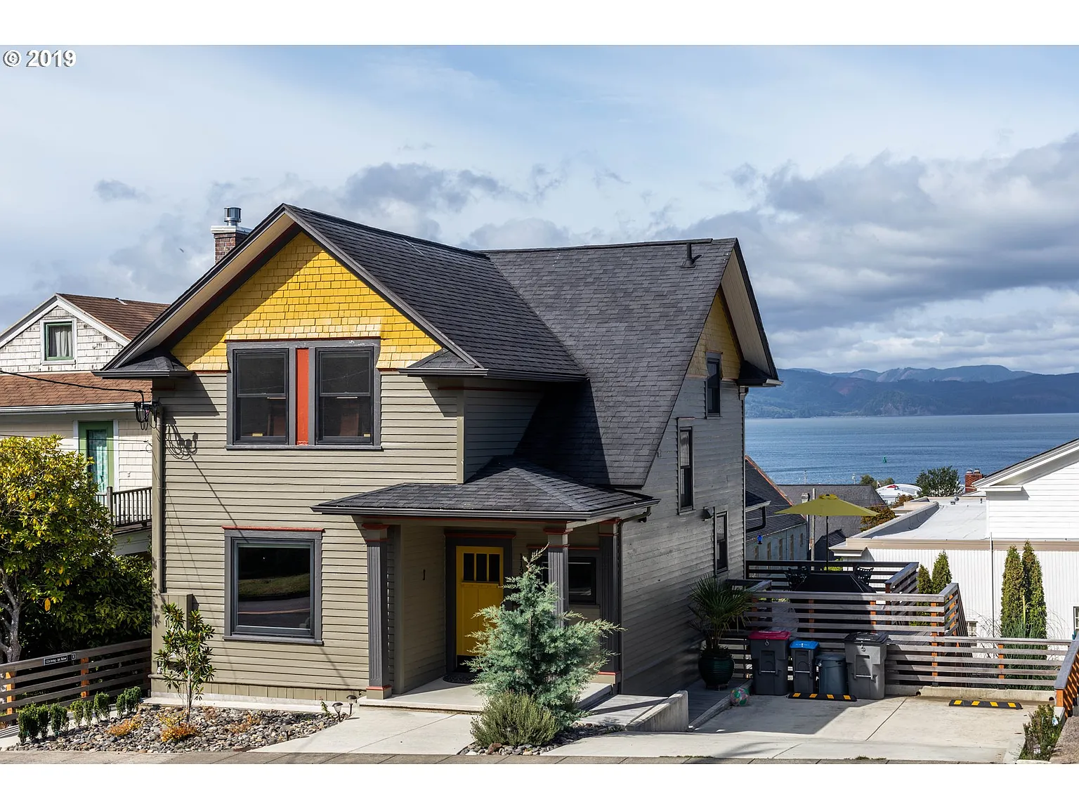 1134 Irving Ave photo 1