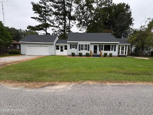 303 Dallas Avenue, Lake Waccamaw, NC 28450