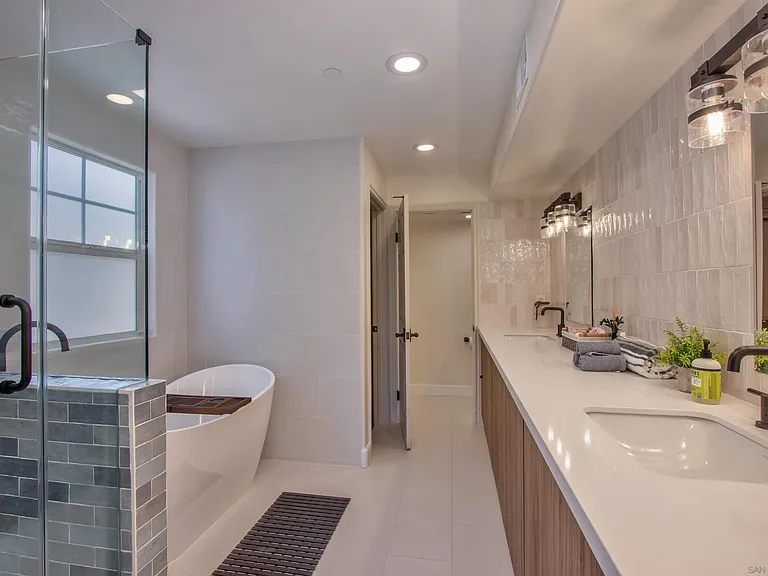 505 N Cedros N — Photo 18