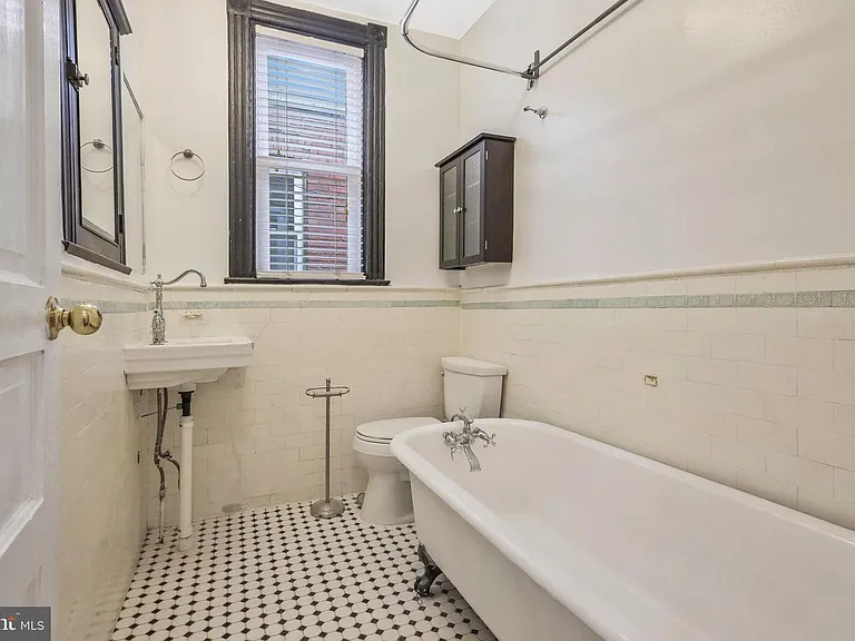 30 R St NE — Photo 28