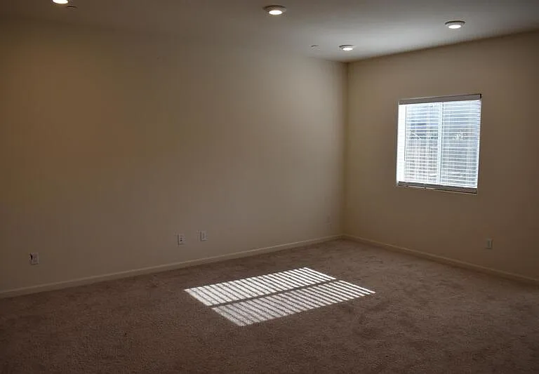 686 Phelps Dr — Photo 6