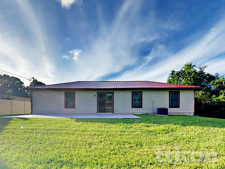 1627 Pendleton St — Photo 15