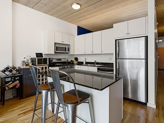 4th image of 630 N Franklin St #604