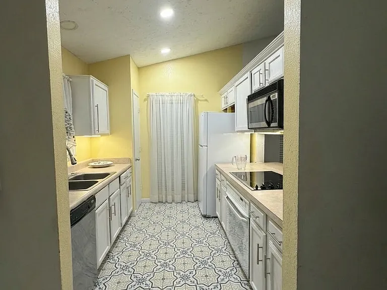 822 Colchester Dr — Photo 2